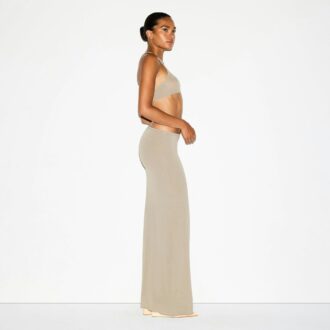 ΔΙΑΦΑΝΗ ΜΑΚΡΙΑ ΦΟΥΣΤΑ ΜΕ ΜΟΝΤΑΛ