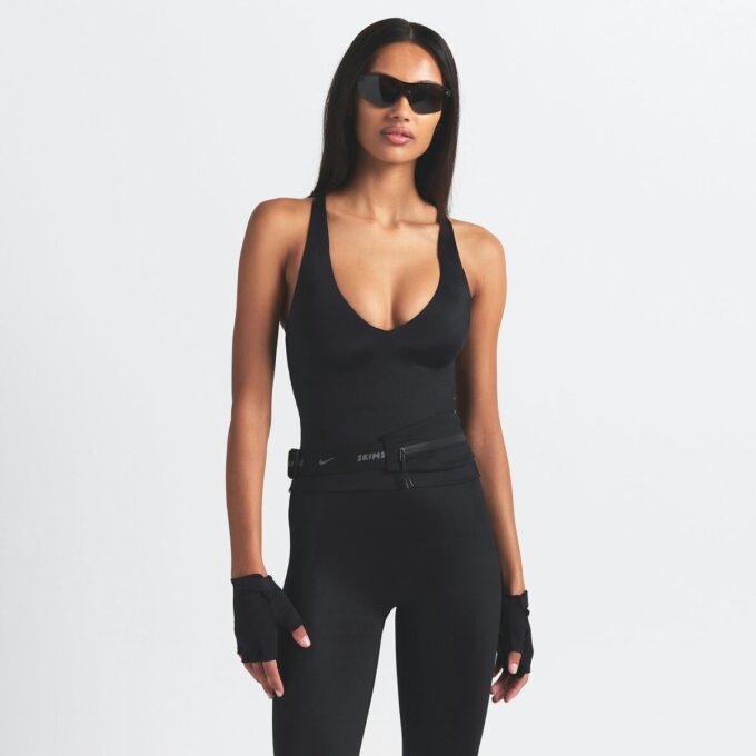Φανέλα NikeSKIMS SHINE με V-NECK Φανέλα NikeSKIMS SHINE με V-NECK
