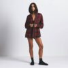 Φανελένιο oversized μπλουζάκι με κουκούλα και κουμπιά Φανελένιο oversized μπλουζάκι με κουκούλα και κουμπιά