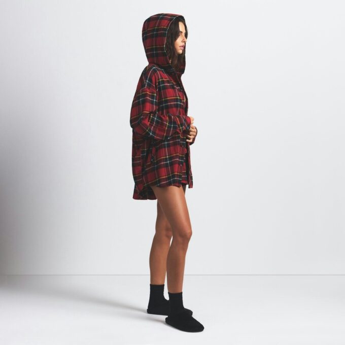 Φανελένιο oversized μπλουζάκι με κουκούλα και κουμπιά Φανελένιο oversized μπλουζάκι με κουκούλα και κουμπιά