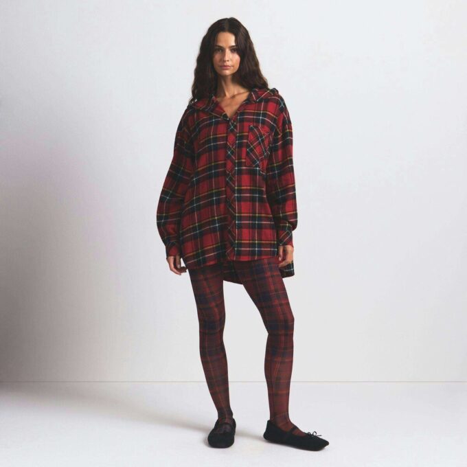 Φανελένιο oversized μπλουζάκι με κουκούλα και κουμπιά Φανελένιο oversized μπλουζάκι με κουκούλα και κουμπιά