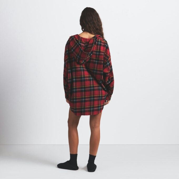 Φανελένιο oversized μπλουζάκι με κουκούλα και κουμπιά Φανελένιο oversized μπλουζάκι με κουκούλα και κουμπιά