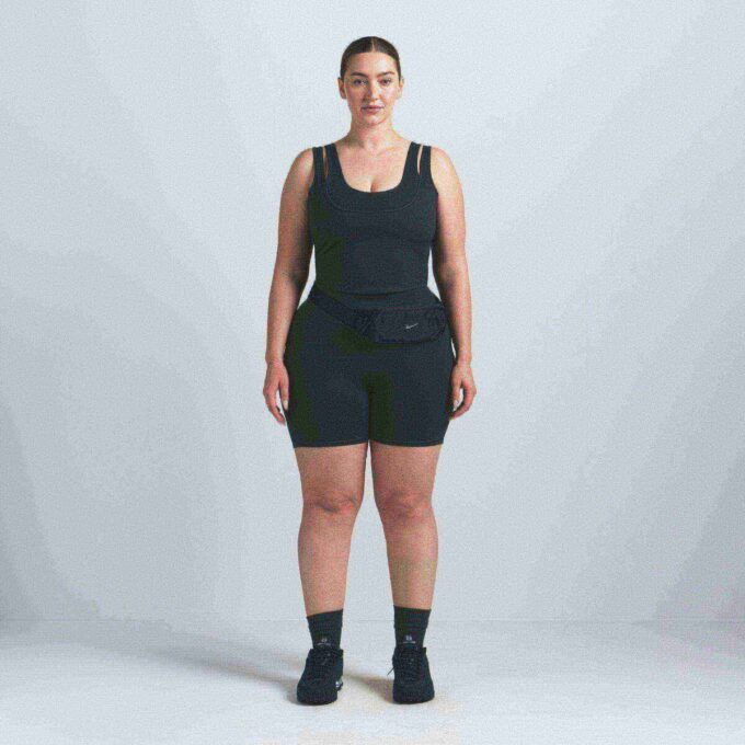ΦΟΡΜΑΚΙ ΜΕ ΜΑΥΡΟ ΔΙΠΛΟ ΛΟΥΡΑΚΙ NikeSKIMS