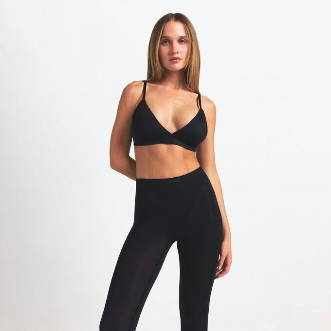 Κολάν NikeSKIMS WEIGHTLESS LAYERS V-LINE 26″ Κολάν NikeSKIMS WEIGHTLESS LAYERS V-LINE 26″