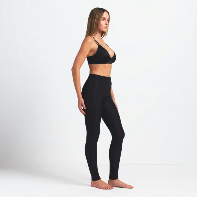 Κολάν NikeSKIMS WEIGHTLESS LAYERS V-LINE 26″ Κολάν NikeSKIMS WEIGHTLESS LAYERS V-LINE 26″