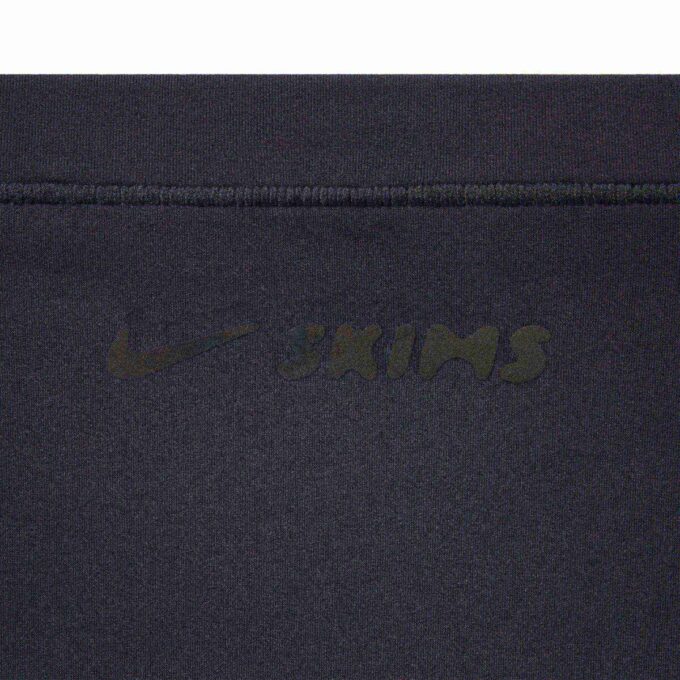 ΜΠΛΟΥΖΑ NikeSKIMS WEIGHTLESS LAYERS ΜΕ ΜΑΚΡΥΜΑΝΙΚΟ ΚΑΙ ΨΕΥΤΙΚΗ ΛΑΙΜΟΚΑΤΑΛΗΨΗ ΜΠΛΟΥΖΑ NikeSKIMS WEIGHTLESS LAYERS ΜΕ ΜΑΚΡΥΜΑΝΙΚΟ ΚΑΙ ΨΕΥΤΙΚΗ ΛΑΙΜΟΚΑΤΑΛΗΨΗ