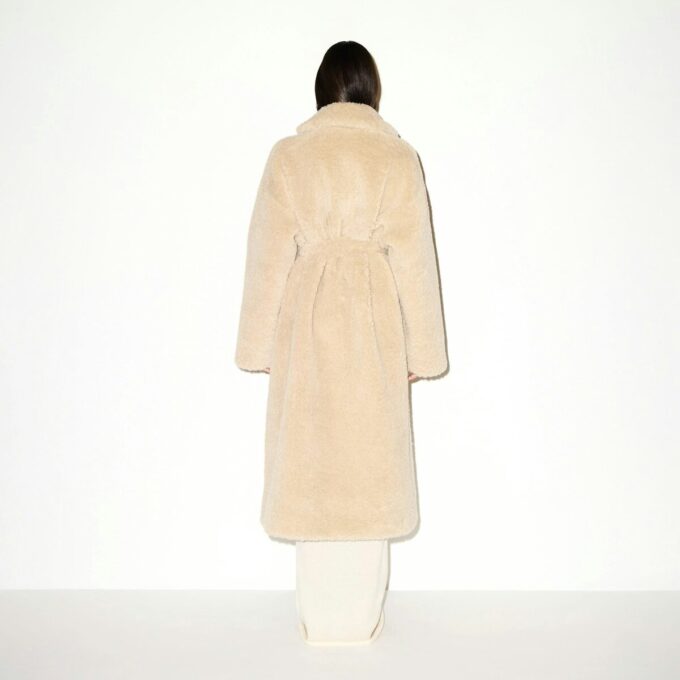 Μακρύ παλτό με τεχνητή γούνα και oversized σχέδιο Μακρύ παλτό με τεχνητή γούνα και oversized σχέδιο