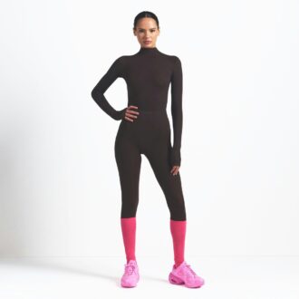 ΜΠΛΟΥΖΑ NikeSKIMS WEIGHTLESS LAYERS ΜΕ ΜΑΚΡΥΜΑΝΙΚΟ ΚΑΙ ΨΕΥΤΙΚΗ ΛΑΙΜΟΚΑΤΑΛΗΨΗ