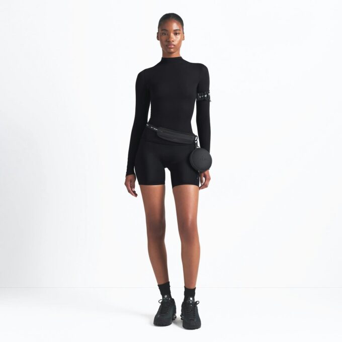 ΜΠΛΟΥΖΑ NikeSKIMS WEIGHTLESS LAYERS ΜΕ ΜΑΚΡΥΜΑΝΙΚΟ ΚΑΙ ΨΕΥΤΙΚΗ ΛΑΙΜΟΚΑΤΑΛΗΨΗ ΜΠΛΟΥΖΑ NikeSKIMS WEIGHTLESS LAYERS ΜΕ ΜΑΚΡΥΜΑΝΙΚΟ ΚΑΙ ΨΕΥΤΙΚΗ ΛΑΙΜΟΚΑΤΑΛΗΨΗ