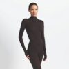 ΜΠΛΟΥΖΑ NikeSKIMS WEIGHTLESS LAYERS ΜΕ ΜΑΚΡΥΜΑΝΙΚΟ ΚΑΙ ΨΕΥΤΙΚΗ ΛΑΙΜΟΚΑΤΑΛΗΨΗ ΜΠΛΟΥΖΑ NikeSKIMS WEIGHTLESS LAYERS ΜΕ ΜΑΚΡΥΜΑΝΙΚΟ ΚΑΙ ΨΕΥΤΙΚΗ ΛΑΙΜΟΚΑΤΑΛΗΨΗ