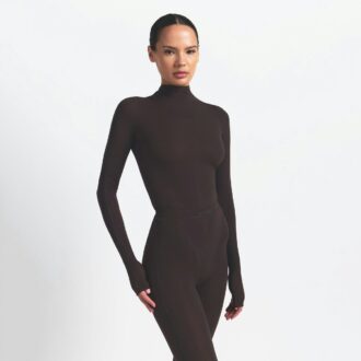 ΜΠΛΟΥΖΑ NikeSKIMS WEIGHTLESS LAYERS ΜΕ ΜΑΚΡΥΜΑΝΙΚΟ ΚΑΙ ΨΕΥΤΙΚΗ ΛΑΙΜΟΚΑΤΑΛΗΨΗ