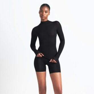 ΜΠΛΟΥΖΑ NikeSKIMS WEIGHTLESS LAYERS ΜΕ ΜΑΚΡΥΜΑΝΙΚΟ ΚΑΙ ΨΕΥΤΙΚΗ ΛΑΙΜΟΚΑΤΑΛΗΨΗ ΜΠΛΟΥΖΑ NikeSKIMS WEIGHTLESS LAYERS ΜΕ ΜΑΚΡΥΜΑΝΙΚΟ ΚΑΙ ΨΕΥΤΙΚΗ ΛΑΙΜΟΚΑΤΑΛΗΨΗ
