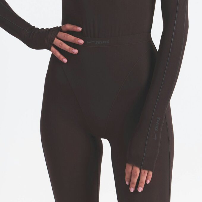 ΜΠΛΟΥΖΑ NikeSKIMS WEIGHTLESS LAYERS ΜΕ ΜΑΚΡΥΜΑΝΙΚΟ ΚΑΙ ΨΕΥΤΙΚΗ ΛΑΙΜΟΚΑΤΑΛΗΨΗ ΜΠΛΟΥΖΑ NikeSKIMS WEIGHTLESS LAYERS ΜΕ ΜΑΚΡΥΜΑΝΙΚΟ ΚΑΙ ΨΕΥΤΙΚΗ ΛΑΙΜΟΚΑΤΑΛΗΨΗ