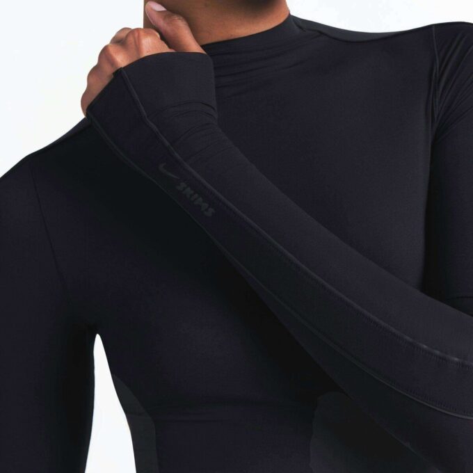 ΜΠΛΟΥΖΑ NikeSKIMS WEIGHTLESS LAYERS ΜΕ ΜΑΚΡΥΜΑΝΙΚΟ ΚΑΙ ΨΕΥΤΙΚΗ ΛΑΙΜΟΚΑΤΑΛΗΨΗ ΜΠΛΟΥΖΑ NikeSKIMS WEIGHTLESS LAYERS ΜΕ ΜΑΚΡΥΜΑΝΙΚΟ ΚΑΙ ΨΕΥΤΙΚΗ ΛΑΙΜΟΚΑΤΑΛΗΨΗ