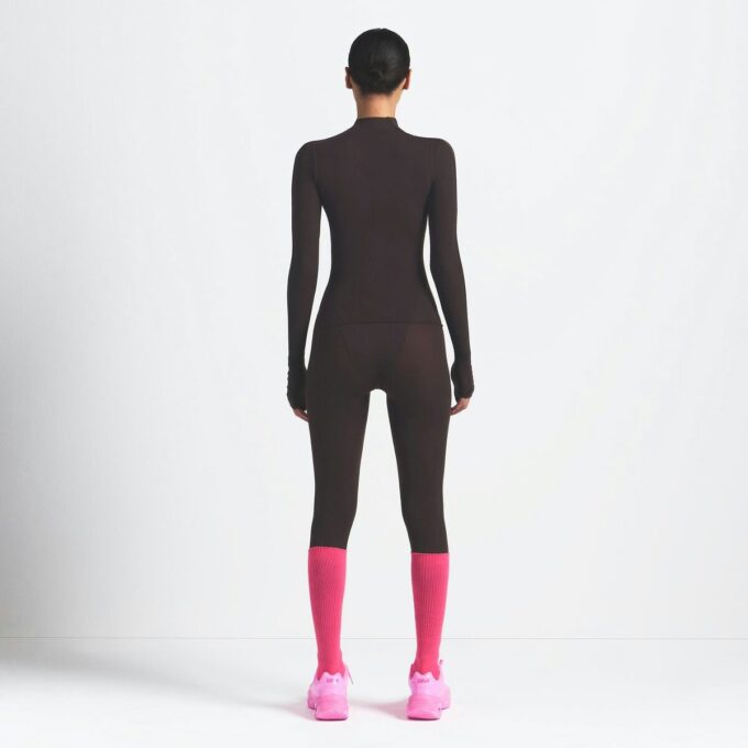 ΜΠΛΟΥΖΑ NikeSKIMS WEIGHTLESS LAYERS ΜΕ ΜΑΚΡΥΜΑΝΙΚΟ ΚΑΙ ΨΕΥΤΙΚΗ ΛΑΙΜΟΚΑΤΑΛΗΨΗ ΜΠΛΟΥΖΑ NikeSKIMS WEIGHTLESS LAYERS ΜΕ ΜΑΚΡΥΜΑΝΙΚΟ ΚΑΙ ΨΕΥΤΙΚΗ ΛΑΙΜΟΚΑΤΑΛΗΨΗ