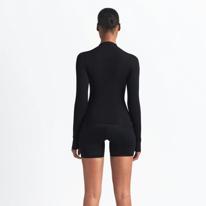 ΜΠΛΟΥΖΑ NikeSKIMS WEIGHTLESS LAYERS ΜΕ ΜΑΚΡΥΜΑΝΙΚΟ ΚΑΙ ΨΕΥΤΙΚΗ ΛΑΙΜΟΚΑΤΑΛΗΨΗ ΜΠΛΟΥΖΑ NikeSKIMS WEIGHTLESS LAYERS ΜΕ ΜΑΚΡΥΜΑΝΙΚΟ ΚΑΙ ΨΕΥΤΙΚΗ ΛΑΙΜΟΚΑΤΑΛΗΨΗ