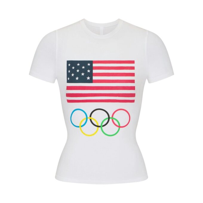 ΜΠΛΟΥΖΑ SKIMS FOR TEAM USA ΑΠΟ ΒΑΜΒΑΚΕΡΟ ΜΕ ΟΛΥΜΠΙΑΚΟΥΣ ΑΓΩΝΕΣ ΜΠΛΟΥΖΑ SKIMS FOR TEAM USA ΑΠΟ ΒΑΜΒΑΚΕΡΟ ΜΕ ΟΛΥΜΠΙΑΚΟΥΣ ΑΓΩΝΕΣ