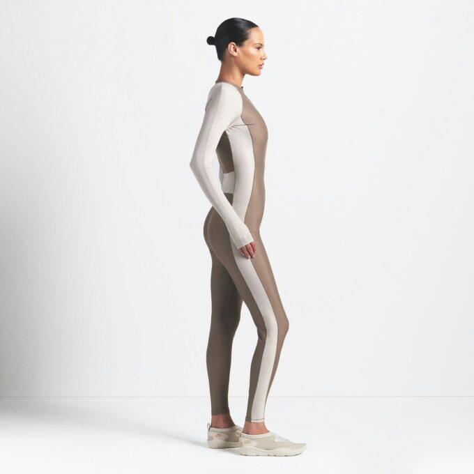 NikeSKIMS ΛΑΜΨΗ ΜΑΚΡΙΑ ΦΟΡΜΑ ΜΕ ΦΕΡΜΟΥΑΡ ΜΠΡΟΣΤΑ