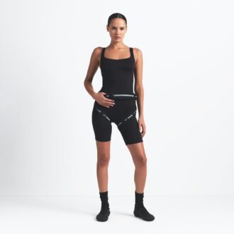 NikeSKIMS ΜΑΤ ΦΟΡΕΜΑ ΜΕ ΤΕΤΡΑΓΩΝΟ ΛΑΙΜΟ