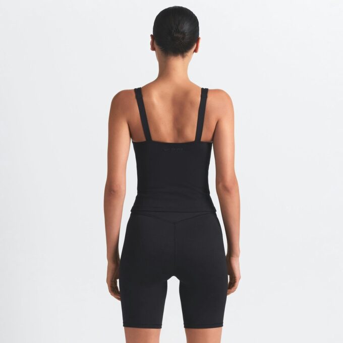 NikeSKIMS ΜΑΤ ΦΟΡΕΜΑ ΜΕ ΤΕΤΡΑΓΩΝΟ ΛΑΙΜΟ