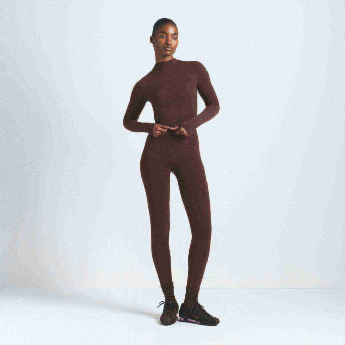 NikeSKIMS VINTAGE ΜΕ ΡΑΦΕΣ ΚΑΙ ΨΕΥΤΙΚΗ ΛΑΙΜΟΚΟΨΗ NikeSKIMS VINTAGE ΜΕ ΡΑΦΕΣ ΚΑΙ ΨΕΥΤΙΚΗ ΛΑΙΜΟΚΟΨΗ