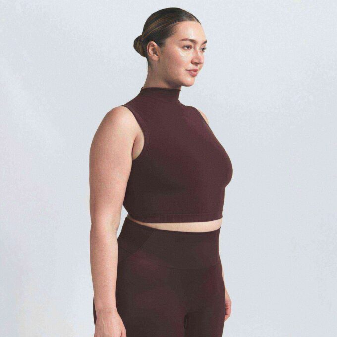 NikeSKIMS VINTAGE ΣΟΥΤΙΕΝ ΜΕ ΡΑΦΕΣ ΚΑΙ ΨΕΥΤΙΚΗ ΛΑΙΜΟΚΟΨΗ NikeSKIMS VINTAGE ΣΟΥΤΙΕΝ ΜΕ ΡΑΦΕΣ ΚΑΙ ΨΕΥΤΙΚΗ ΛΑΙΜΟΚΟΨΗ