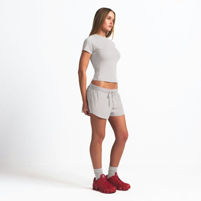 NikeSKIMS ΥΦΑΣΜΑΤΙΝΟ ΝΑΙΛΟΝ ΣΟΡΤΣ ΤΡΕΞΙΜΑΤΟΣ 2,5″ NikeSKIMS ΥΦΑΣΜΑΤΙΝΟ ΝΑΙΛΟΝ ΣΟΡΤΣ ΤΡΕΞΙΜΑΤΟΣ 2,5″