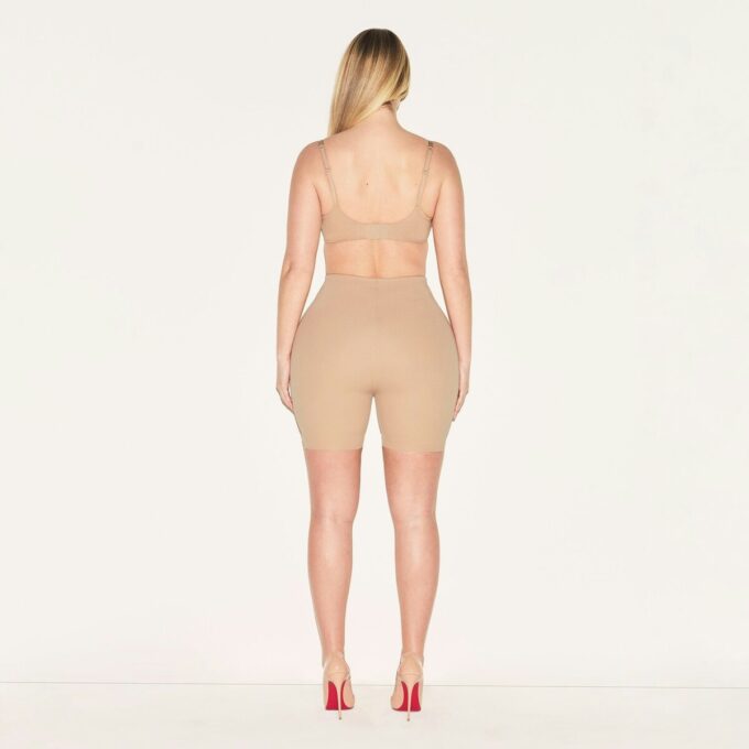 SKIMS BODY HIP ENHANCING ΣΟΡΤΣ ΜΕ ΕΝΙΣΧΥΣΗ SKIMS BODY HIP ENHANCING ΣΟΡΤΣ ΜΕ ΕΝΙΣΧΥΣΗ