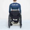 SKIMS FOR TEAM USA SMART SWIM ΜΕ ΜΑΚΡΥΜΑΝΙΚΟ ΚΡΟΠ ΜΠΛΟΥΖΑΚΙ SKIMS FOR TEAM USA SMART SWIM ΜΕ ΜΑΚΡΥΜΑΝΙΚΟ ΚΡΟΠ ΜΠΛΟΥΖΑΚΙ
