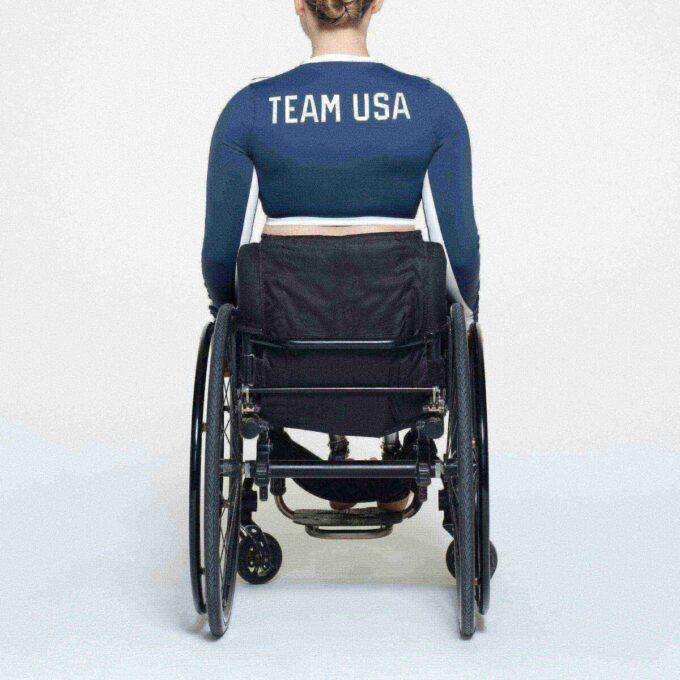 SKIMS FOR TEAM USA SMART SWIM ΜΕ ΜΑΚΡΥΜΑΝΙΚΟ ΚΡΟΠ ΜΠΛΟΥΖΑΚΙ SKIMS FOR TEAM USA SMART SWIM ΜΕ ΜΑΚΡΥΜΑΝΙΚΟ ΚΡΟΠ ΜΠΛΟΥΖΑΚΙ