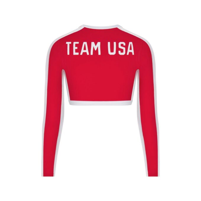 SKIMS FOR TEAM USA SMART SWIM ΜΕ ΜΑΚΡΥΜΑΝΙΚΟ ΚΡΟΠ ΜΠΛΟΥΖΑΚΙ SKIMS FOR TEAM USA SMART SWIM ΜΕ ΜΑΚΡΥΜΑΝΙΚΟ ΚΡΟΠ ΜΠΛΟΥΖΑΚΙ