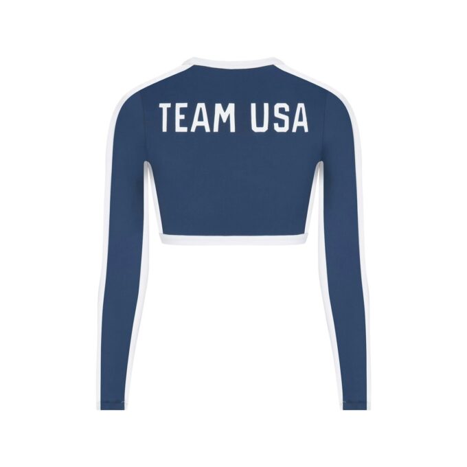 SKIMS FOR TEAM USA SMART SWIM ΜΕ ΜΑΚΡΥΜΑΝΙΚΟ ΚΡΟΠ ΜΠΛΟΥΖΑΚΙ SKIMS FOR TEAM USA SMART SWIM ΜΕ ΜΑΚΡΥΜΑΝΙΚΟ ΚΡΟΠ ΜΠΛΟΥΖΑΚΙ