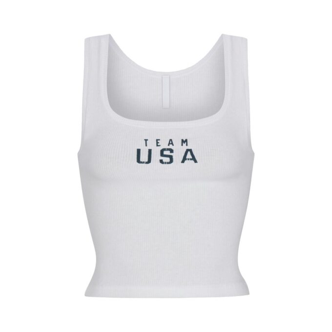 SKIMS ΓΙΑ ΤΗΝ TEAM USA ΠΑΡΑΟΛΥΜΠΙΑΚΗ ΦΟΡΜΑ ΜΕ ΠΛΕΥΡΑ ΒΑΜΒΑΚΙΟΥ SKIMS ΓΙΑ ΤΗΝ TEAM USA ΠΑΡΑΟΛΥΜΠΙΑΚΗ ΦΟΡΜΑ ΜΕ ΠΛΕΥΡΑ ΒΑΜΒΑΚΙΟΥ