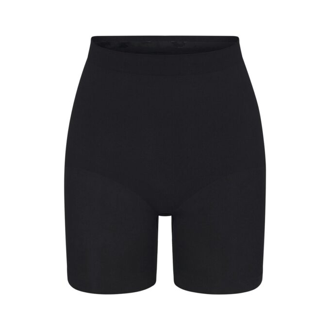 Σορτς με σμάλτο και ραφές μέχρι τον μηρό Σορτς με σμάλτο και ραφές μέχρι τον μηρό