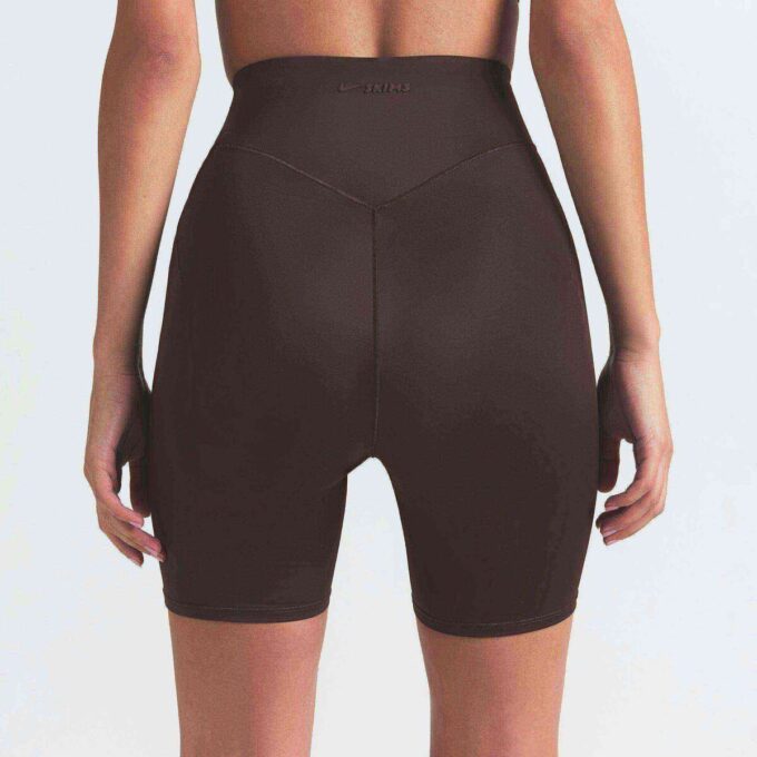 Σορτς μοτοσικλετιστών NikeSKIMS SHINE BONDED WAIST 5″ Σορτς μοτοσικλετιστών NikeSKIMS SHINE BONDED WAIST 5″
