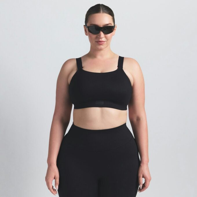 Σουτιέν NikeSKIMS με ματ φαρδιές τιράντες Σουτιέν NikeSKIMS με ματ φαρδιές τιράντες