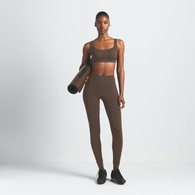 Σουτιέν NikeSKIMS με ματ λαιμόκοψη Σουτιέν NikeSKIMS με ματ λαιμόκοψη