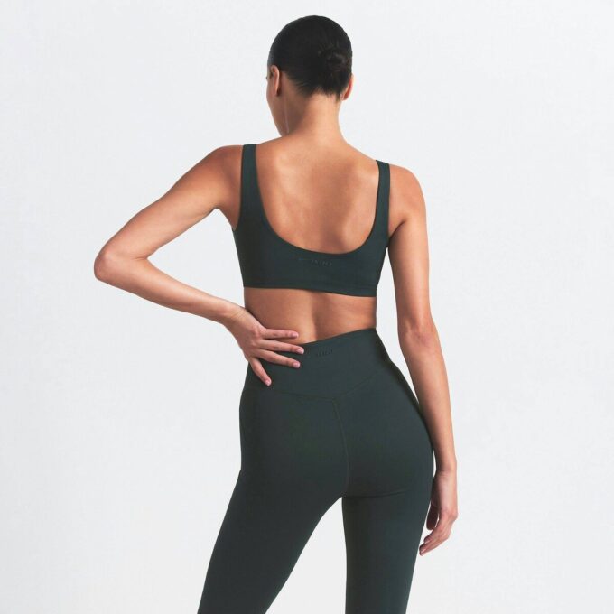 Σουτιέν NikeSKIMS με ματ λαιμόκοψη Σουτιέν NikeSKIMS με ματ λαιμόκοψη