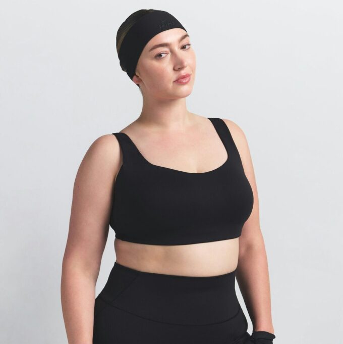 Σουτιέν NikeSKIMS με ματ λαιμόκοψη Σουτιέν NikeSKIMS με ματ λαιμόκοψη