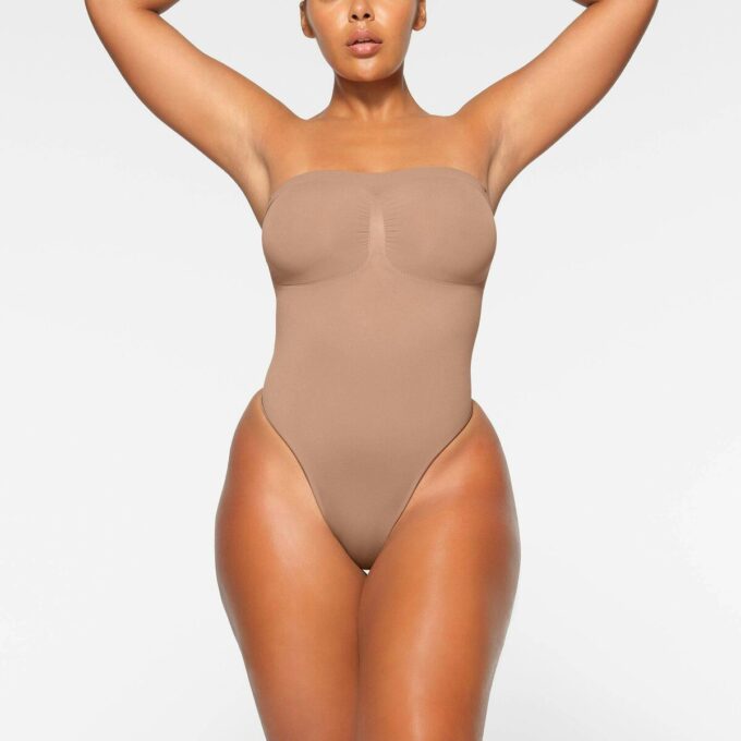 Στρινγκ κορμάκι με strapless print και ραφές Στρινγκ κορμάκι με strapless print και ραφές