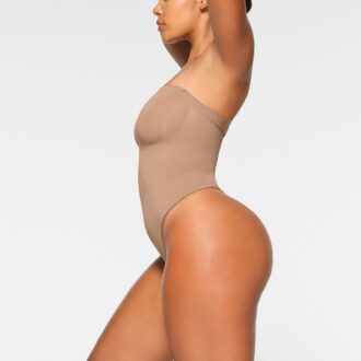 Στρινγκ κορμάκι με strapless print και ραφές Στρινγκ κορμάκι με strapless print και ραφές
