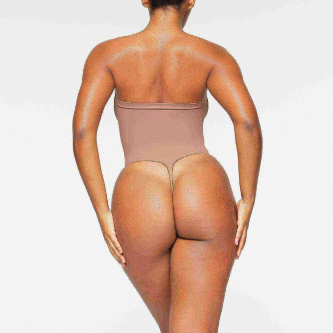 Στρινγκ κορμάκι με strapless print και ραφές Στρινγκ κορμάκι με strapless print και ραφές