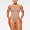 Στρινγκ κορμάκι με strapless print και ραφές Στρινγκ κορμάκι με strapless print και ραφές