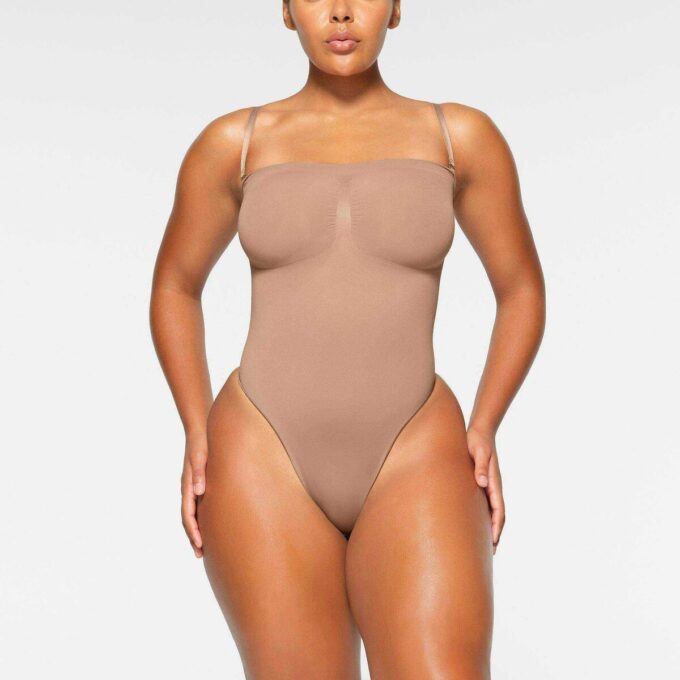 Στρινγκ κορμάκι με strapless print και ραφές Στρινγκ κορμάκι με strapless print και ραφές