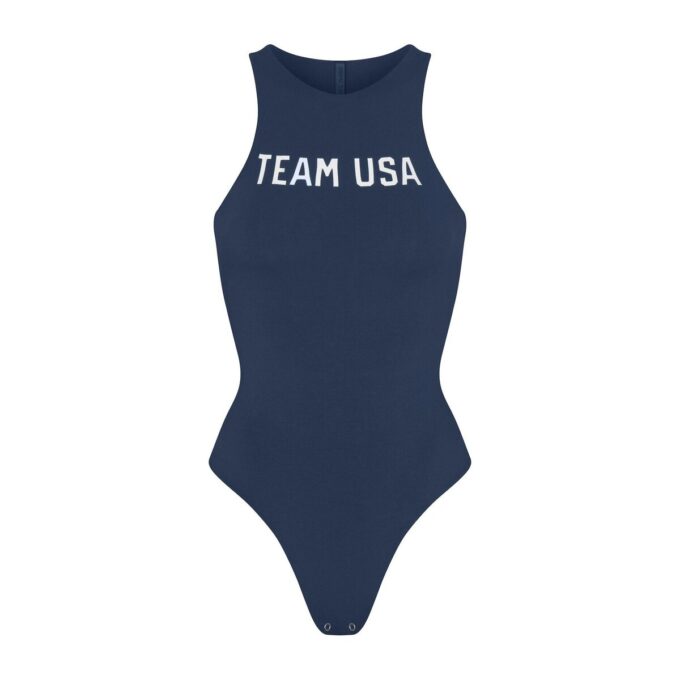 Βαμβακερή φανέλα SKIMS FOR TEAM USA, Ολυμπιακή φόρμα με ψηλό λαιμό Βαμβακερή φανέλα SKIMS FOR TEAM USA, Ολυμπιακή φόρμα με ψηλό λαιμό